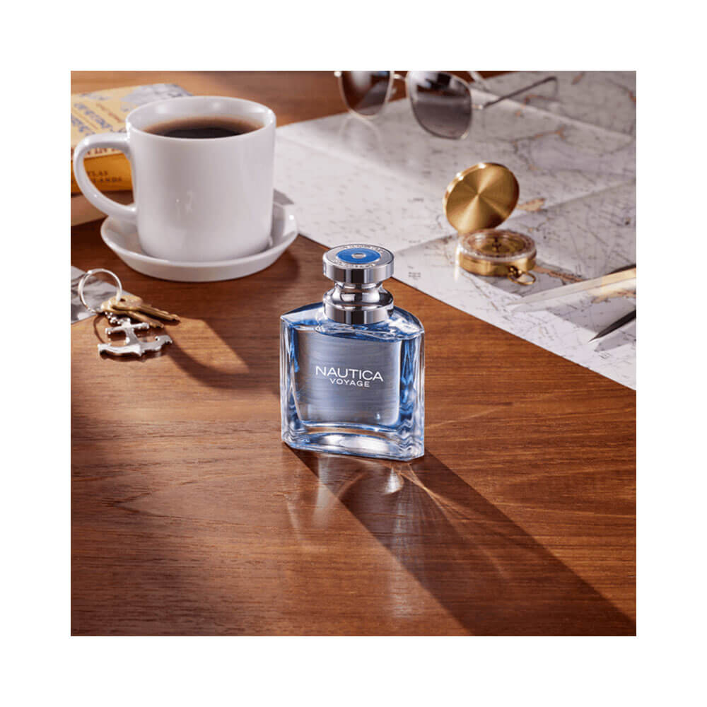 Frasco Nautica Voyage 50ml em cenário náutico com acessórios masculinos