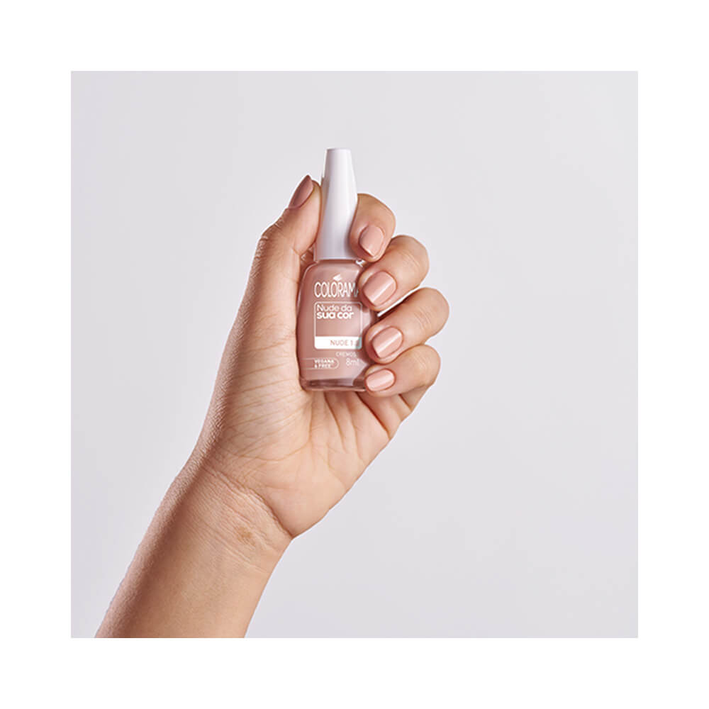 Mão segurando Esmalte Colorama Nude Da Sua Cor 1.0 com unhas pintadas na mesma tonalidade