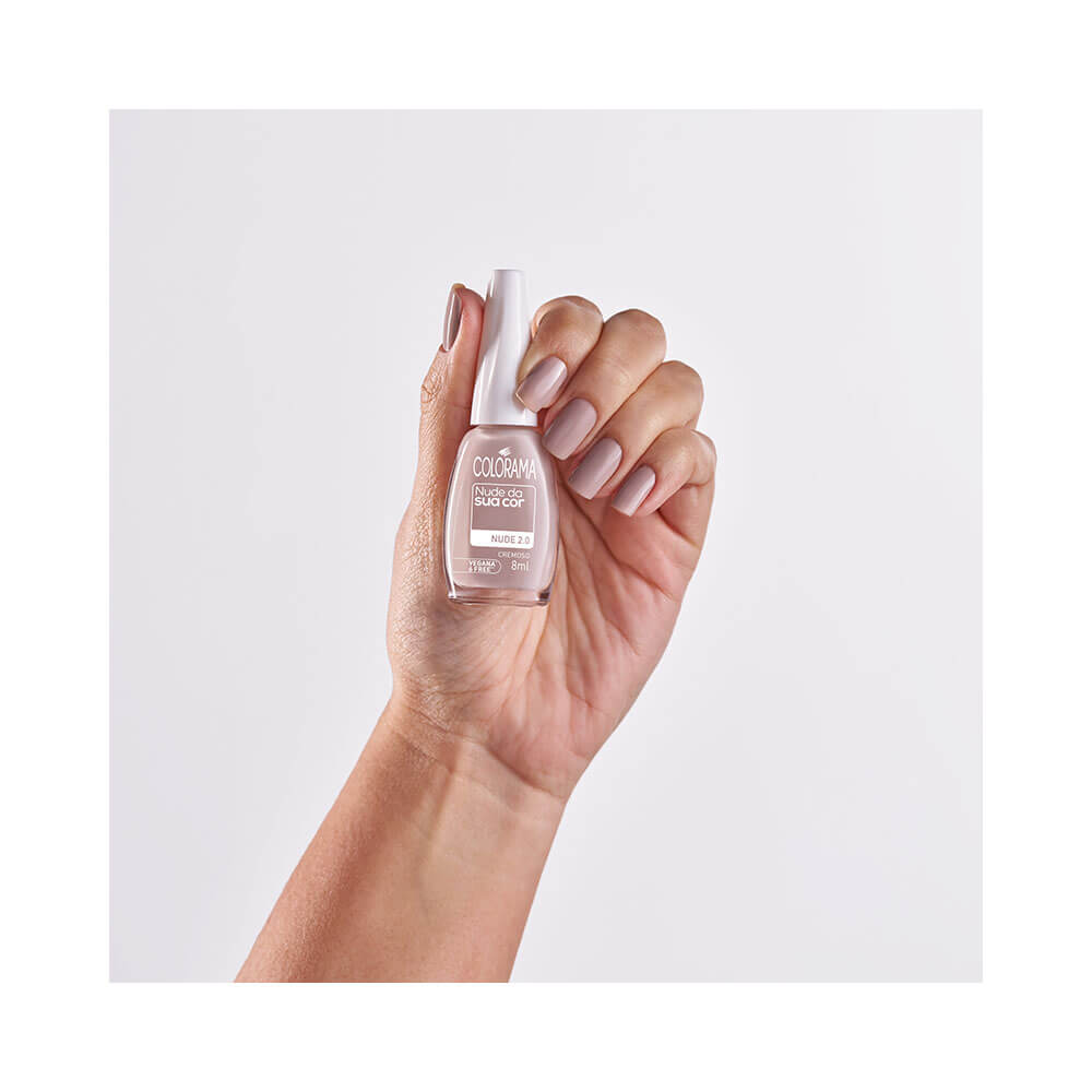 Mão segurando o esmalte Colorama Nude Da Sua Cor 2.0 com unhas pintadas