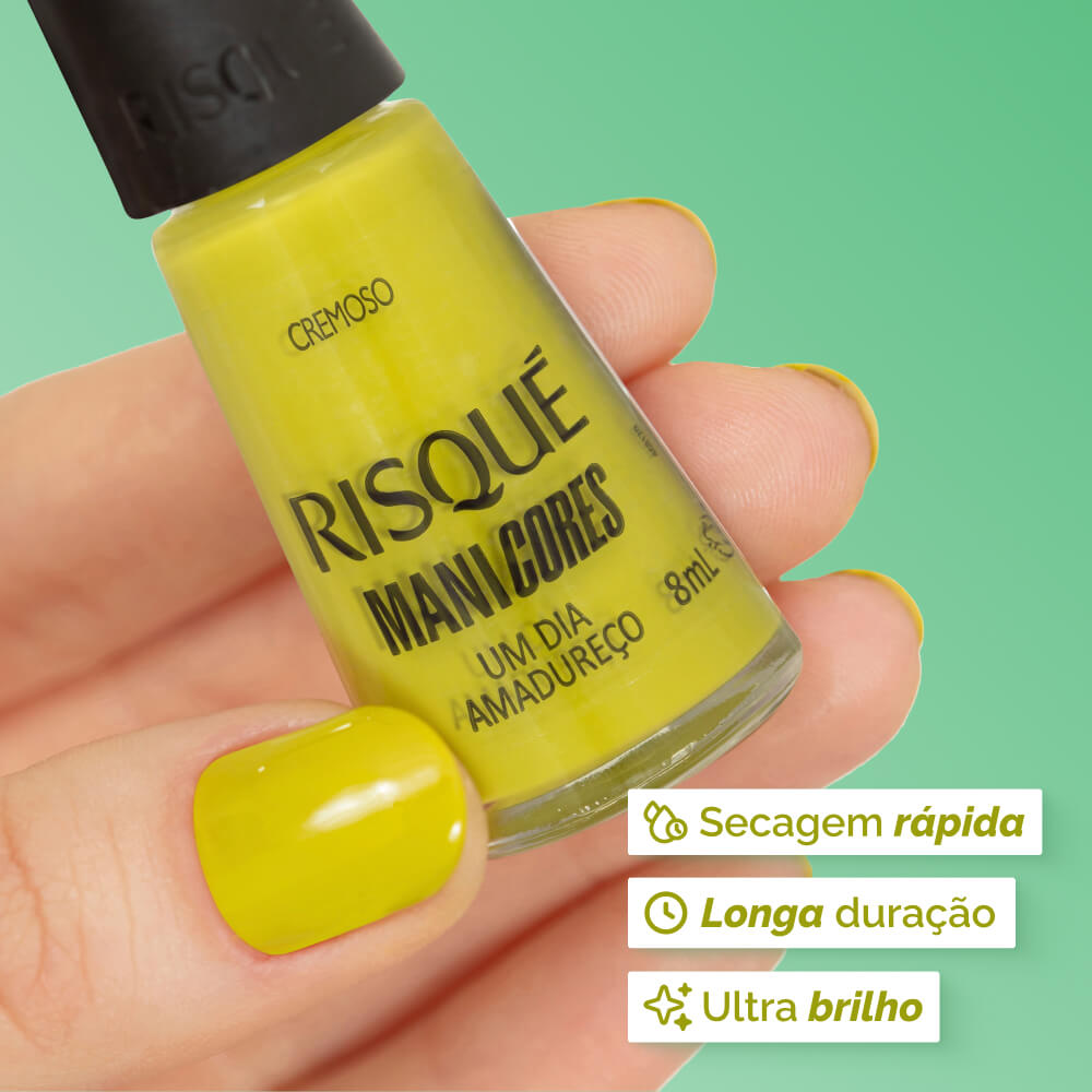 Close mão segurando Esmalte Risqué Um Dia Amadureço, unhas pintadas na mesma cor