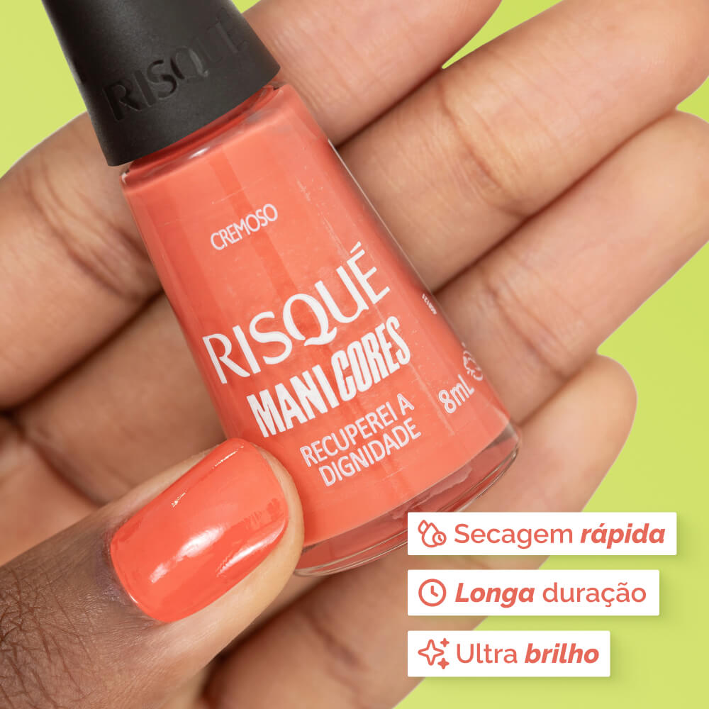 Close de mão segurando o esmalte Risqué ManiCores com unha pintada na mesma cor