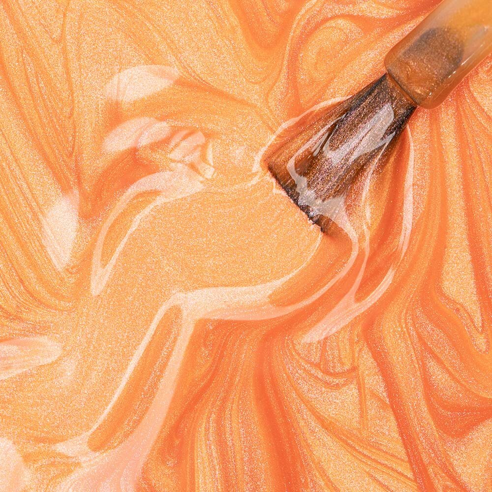 Close mostrando textura e pincel aplicando o esmalte metálico laranja