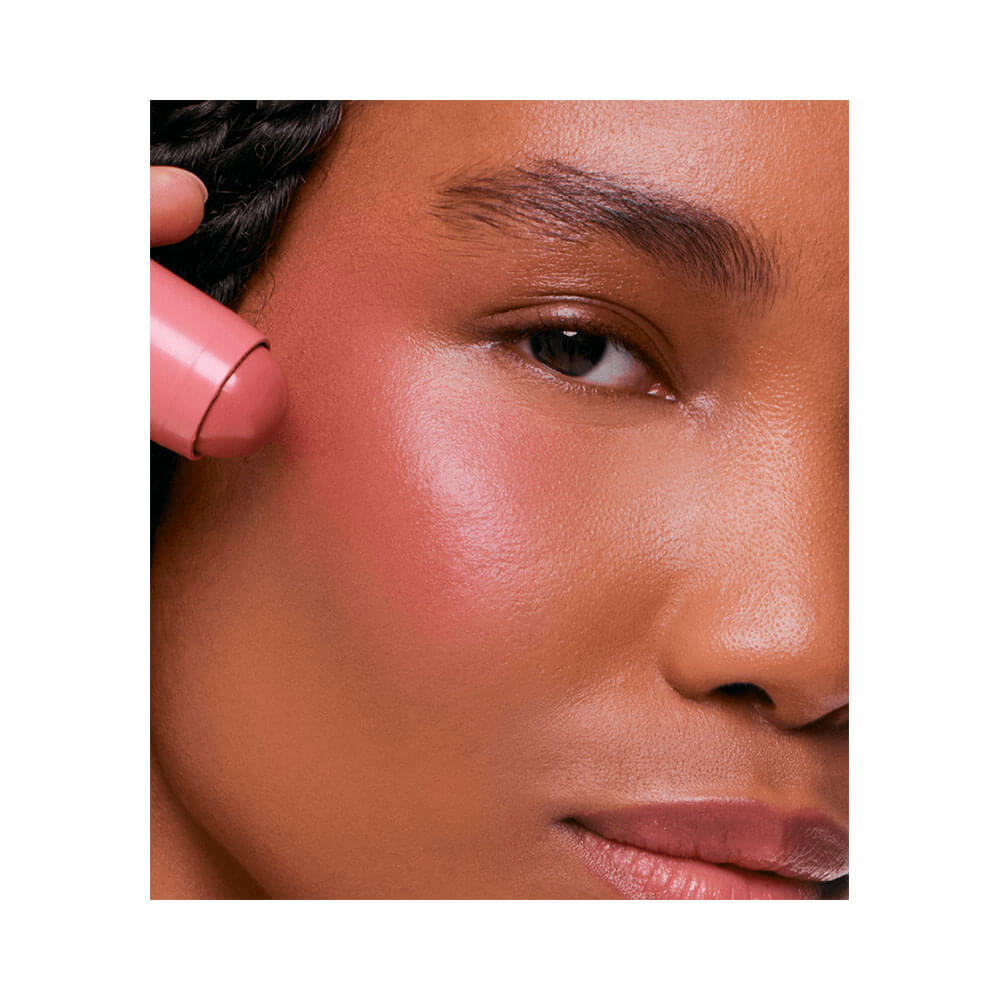 Close de aplicação do Blush em Stick Dailus Rosé em pele