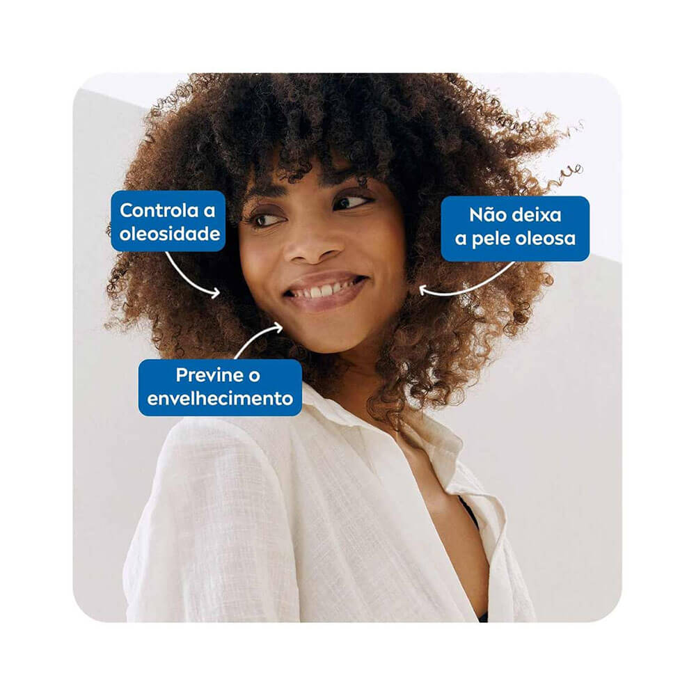 Modelo aplicando creme facial Nivea Sun - demonstração de uso