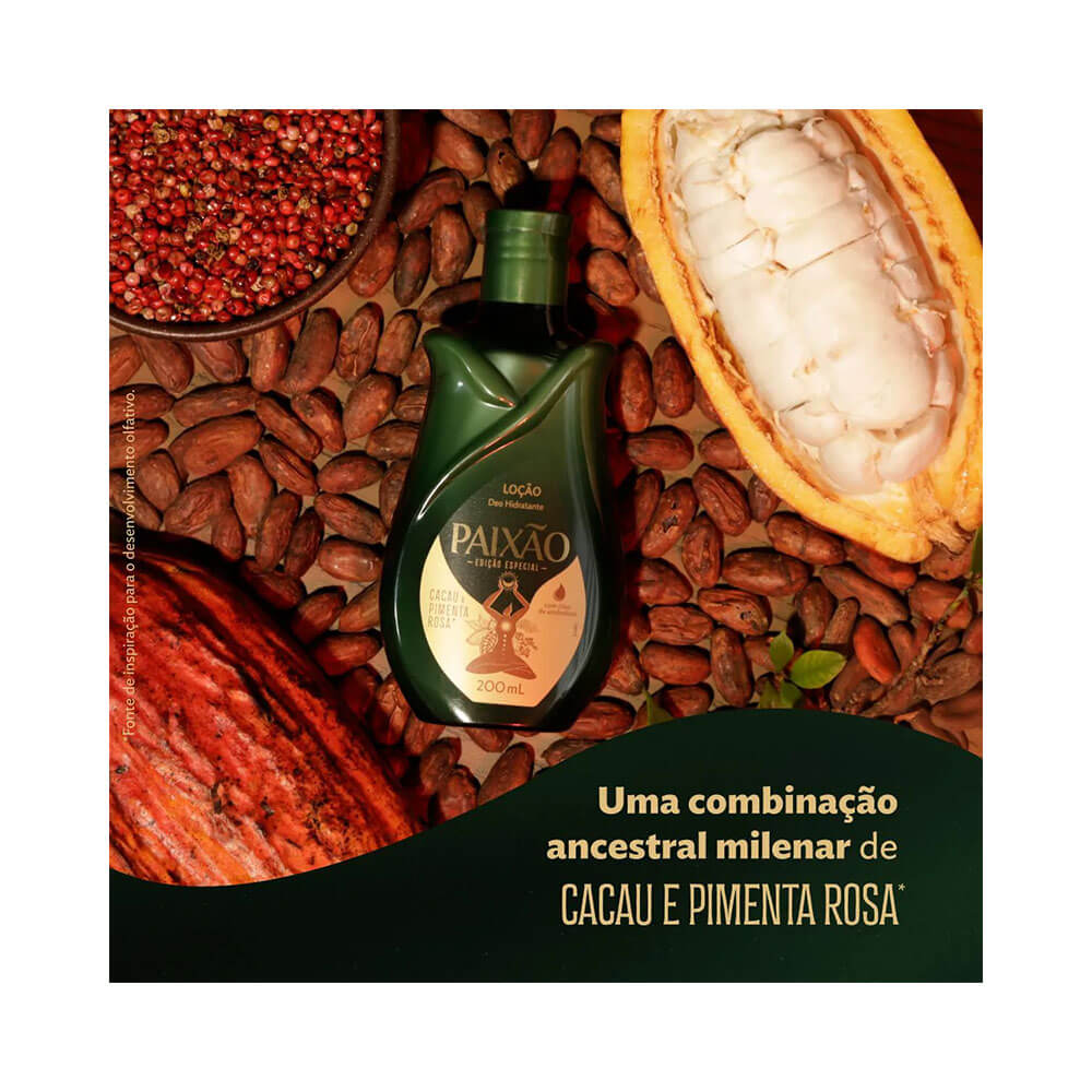 Loção Paixão sobre sementes de cacau e pimenta rosa, destaque ingredientes naturais