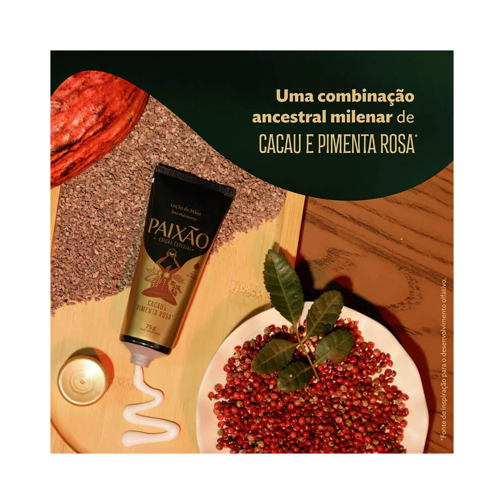 Tubo aberto com creme e ingredientes: cacau e pimenta rosa