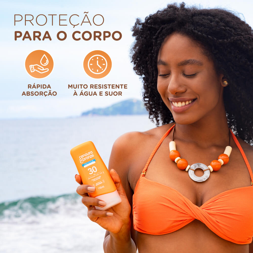 Produto em uso na praia mostrando aplicação e embalagem