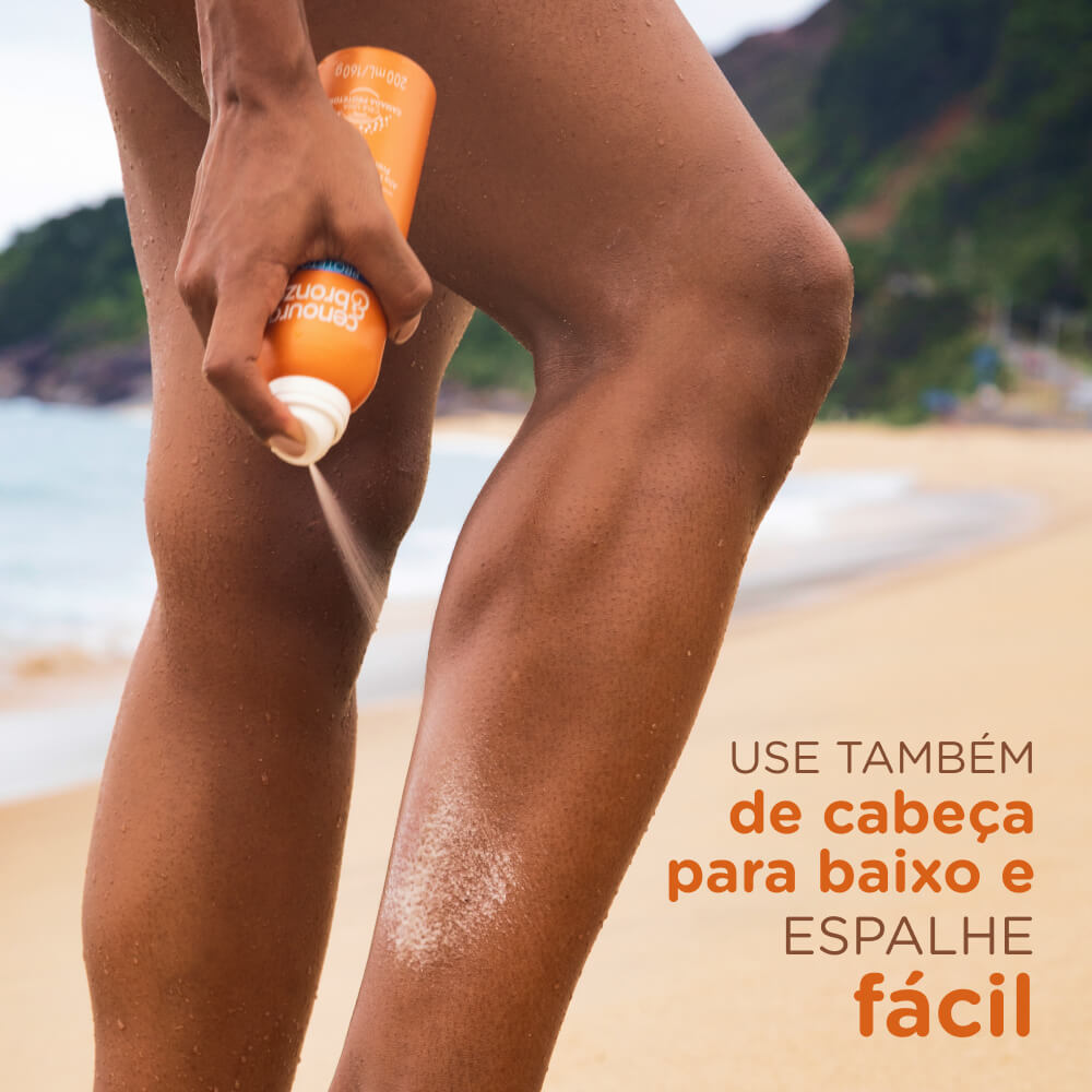 Aplicação do aerosol Cenoura & Bronze em pernas na praia