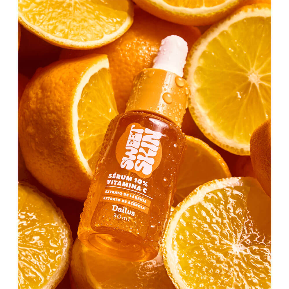 Sérum Dailus Sweet Skin posicionado sobre fatias de laranja, destacando ingredientes naturais