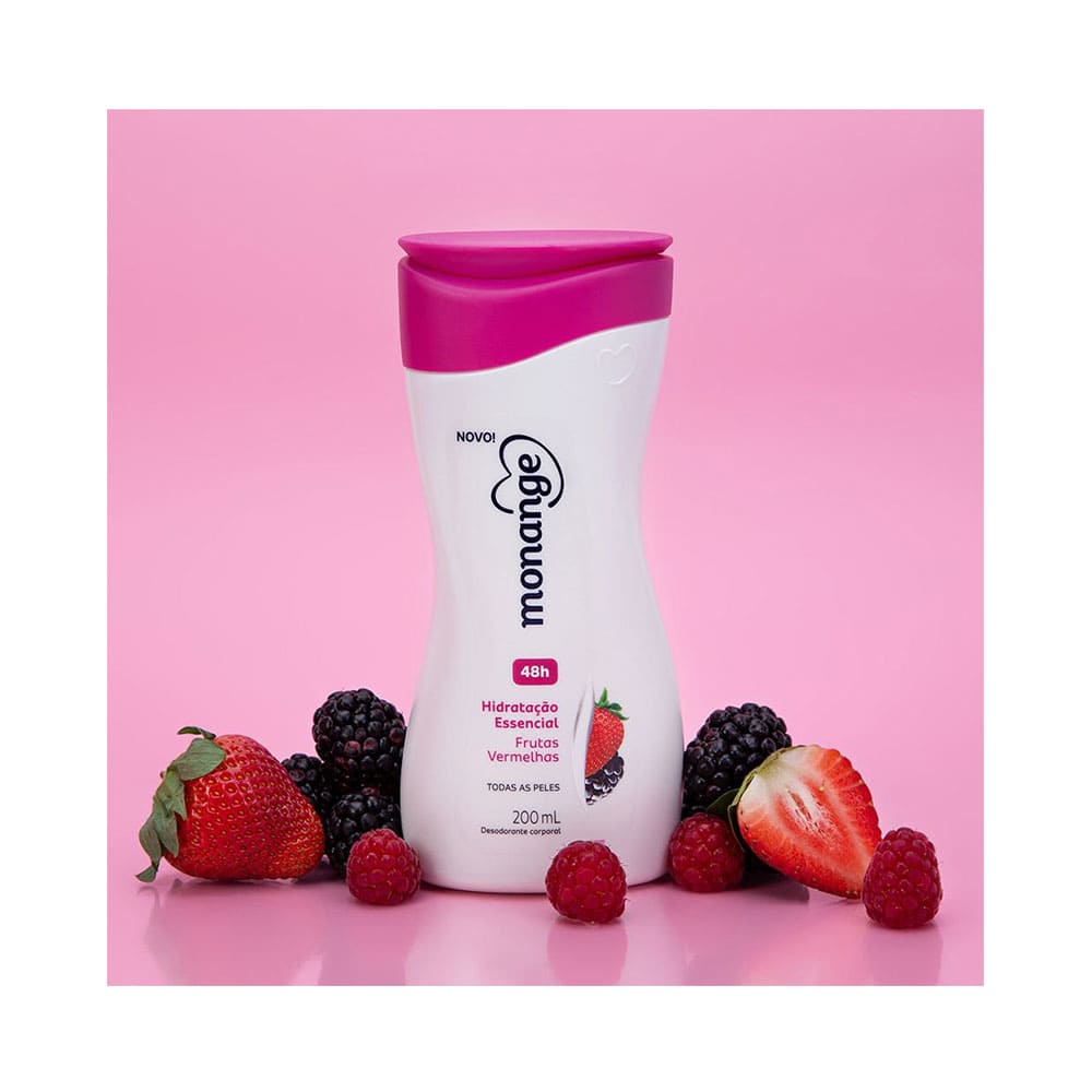 Produto acompanhado de frutas vermelhas reforçando a fragrância