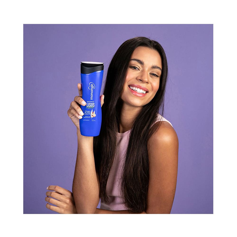 Produto segurado por modelo com cabelo liso