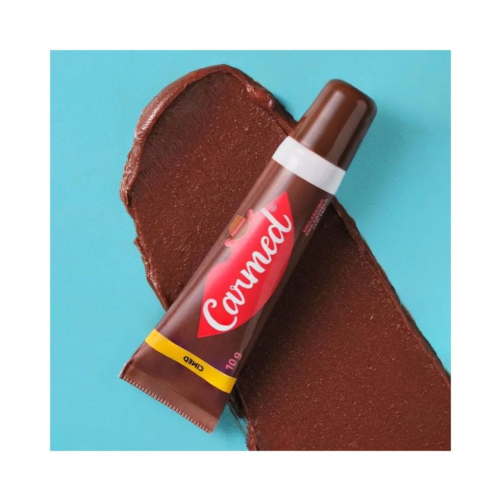 Hidratante Labial Carmed Ana Castela Brigadeiro 10g aberto mostrando a textura