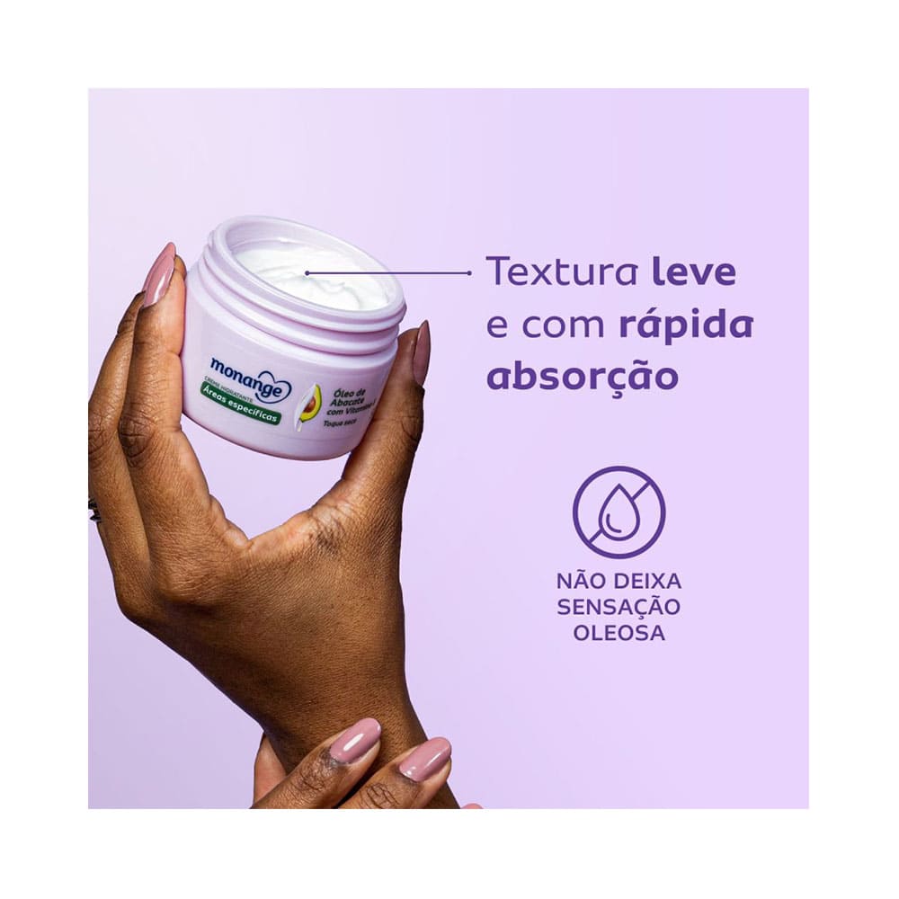 Mão segurando pote lilás do creme Monange aberto mostrando textura