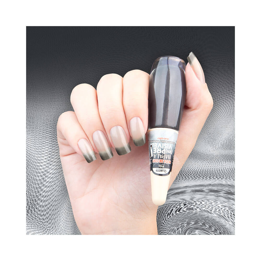 Efeito do esmalte nas unhas mostrando mudança de cor