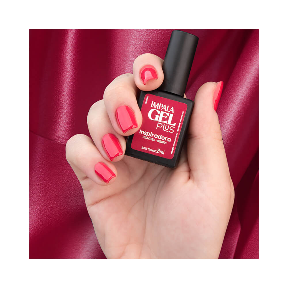 Mão segurando o frasco do Esmalte Impala Gel Plus Inspiradora com unhas pintadas