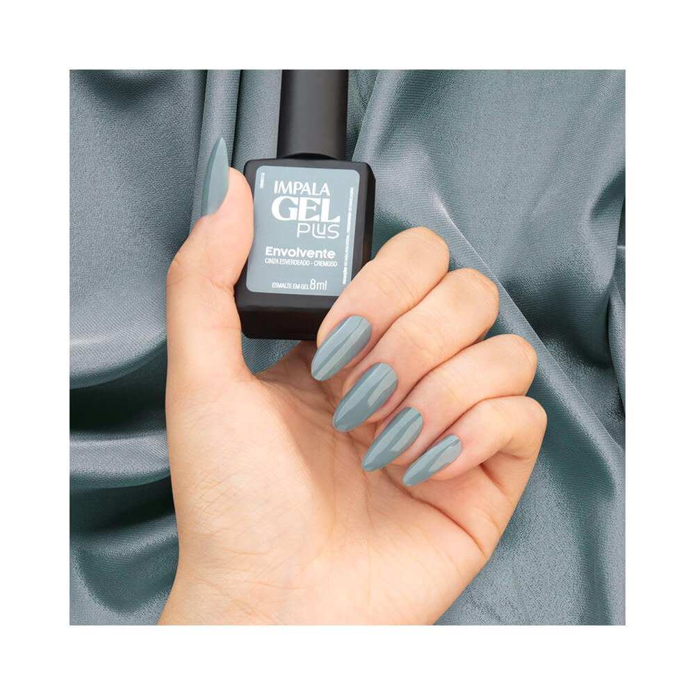 Mão segurando Esmalte Impala Gel Plus Envolvente com unhas pintadas