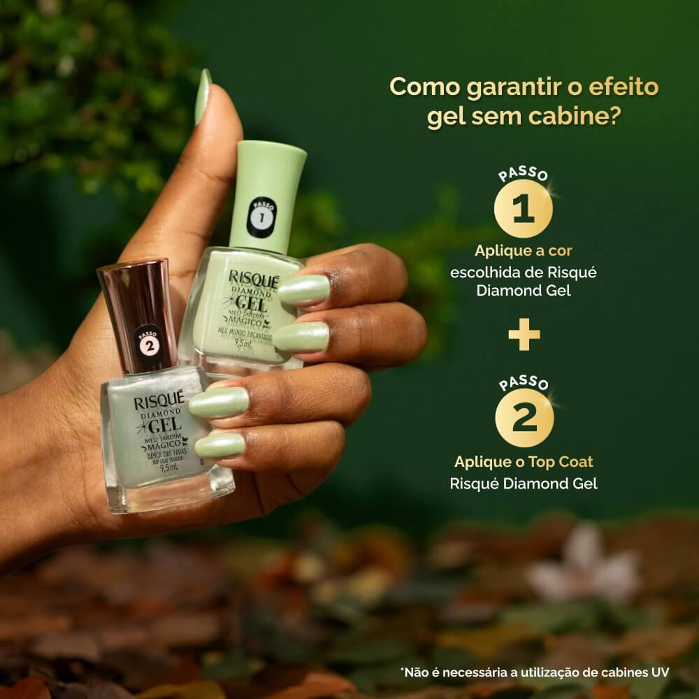 Mão segurando esmaltes Risqué Diamond Gel com unhas pintadas