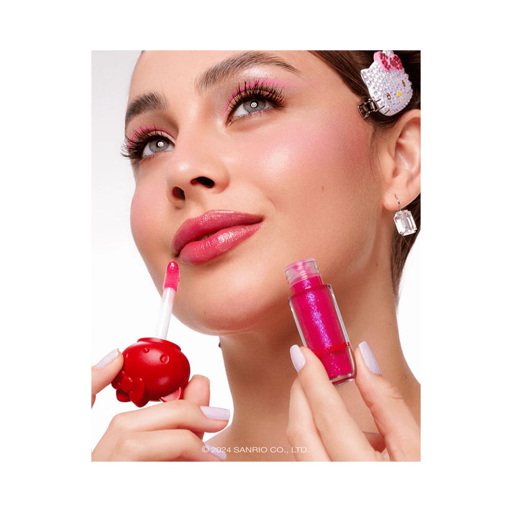 Aplicação do Batom Lip Oil Bruna Tavares Hello Kitty Birthday em modelo mostrando textura e brilho