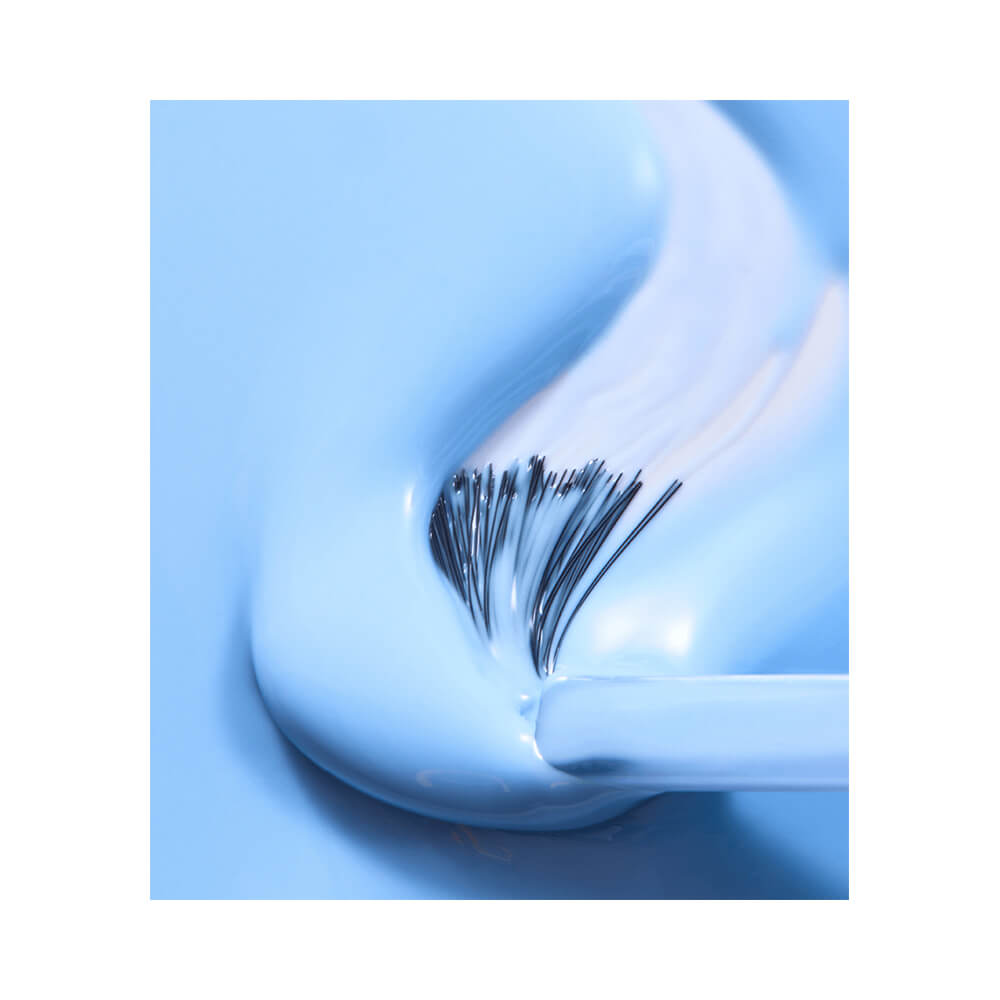 Close do pincel mostrando textura cremosa do esmalte Tulip Twist