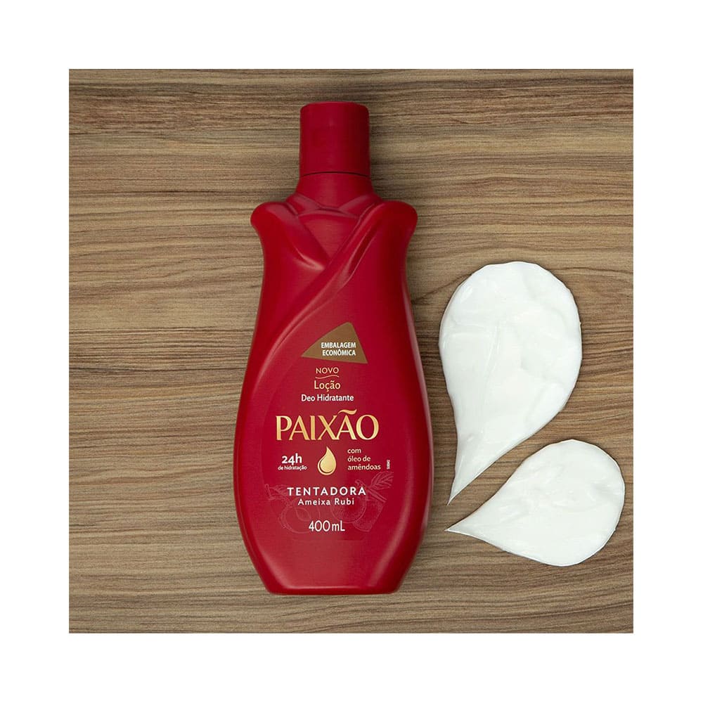 Hidratante Paixão Tentadora 400ml com gotas de creme ao lado, mostrando textura e consistência