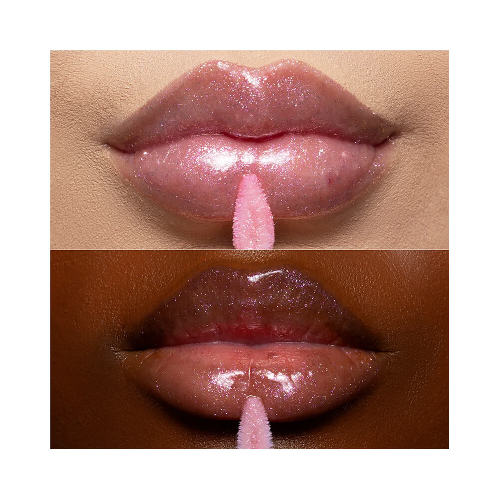 Close de lábios com gloss Vizzela In Love! Anjo aplicado mostrando brilho intenso