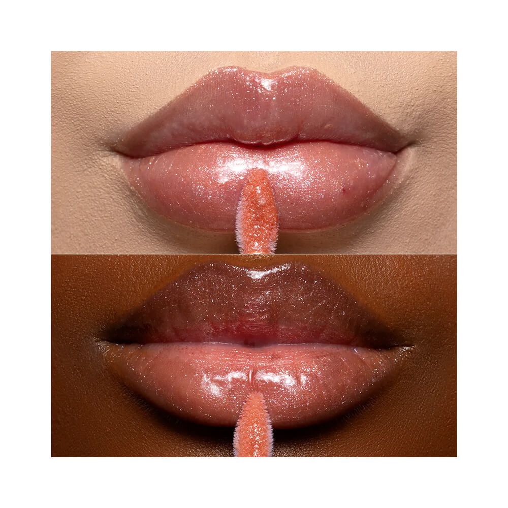 Close aplicando Gloss Vizzela In Love! Docinho mostrando brilho nos lábios