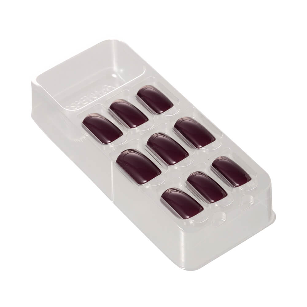 Bandeja com unhas autocolantes roxo escuro mostrando formato quadrado médio e brilho