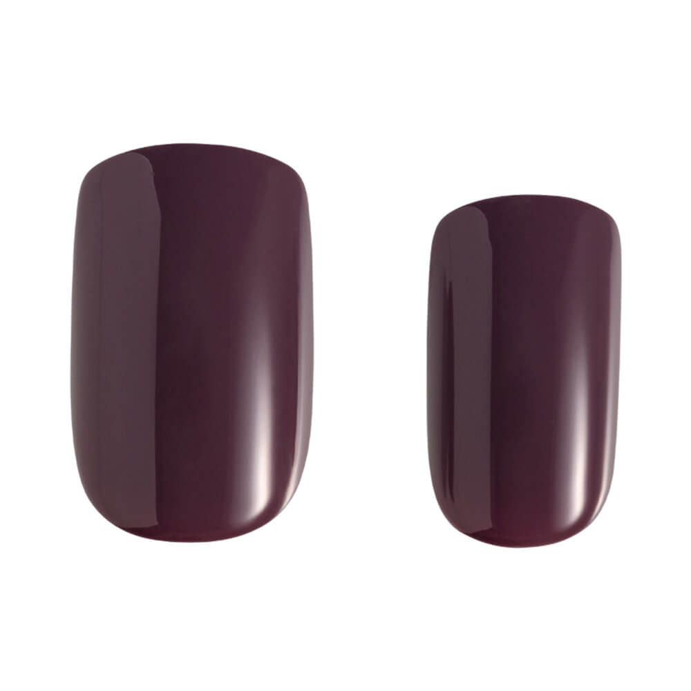 Close-up das unhas autocolantes mostrando brilho intenso e superfície lisa