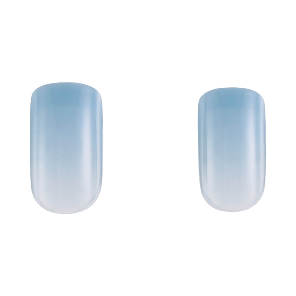 Close-up de unhas postiças Kiss New York imPRESS Color mostrando acabamento azul degradê
