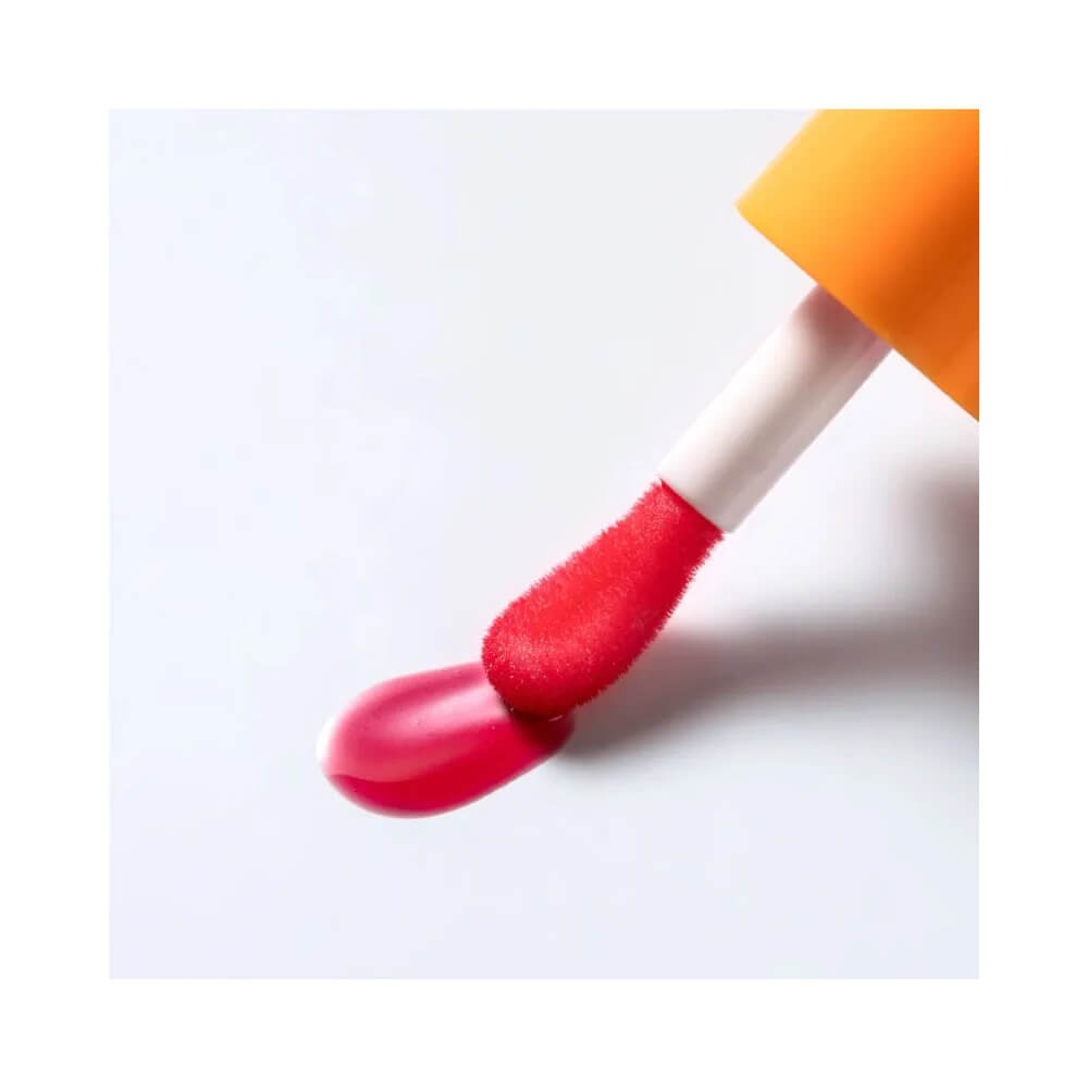 Close do aplicador do Lip Oil Jelly Pop mostrando ponta macia e textura brilhante