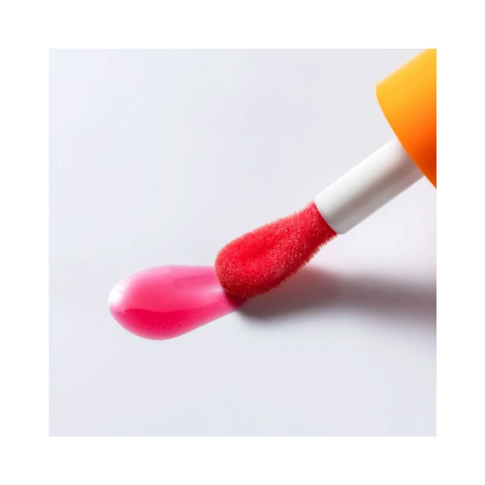 Close do aplicador mostrando textura brilhante do Lip Oil Ruby Kisses