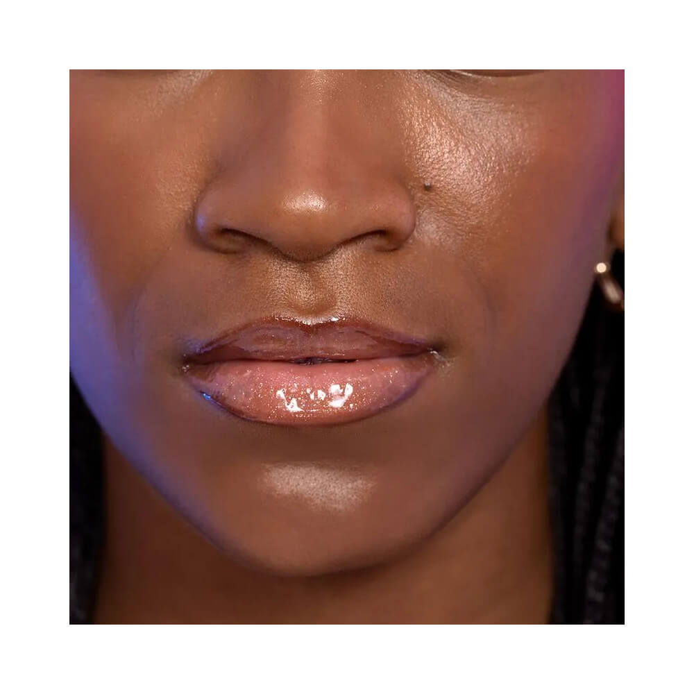 Close nos lábios com Gloss Glitter Ruby Kisses Blush Gold mostrando brilho e partículas