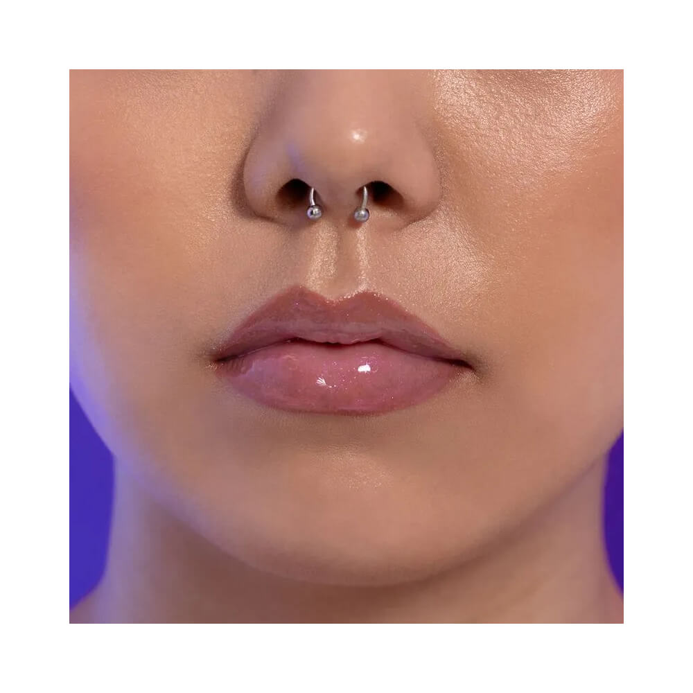 Close nos lábios usando Gloss Ruby Kisses Electric Glaze mostrando brilho intenso