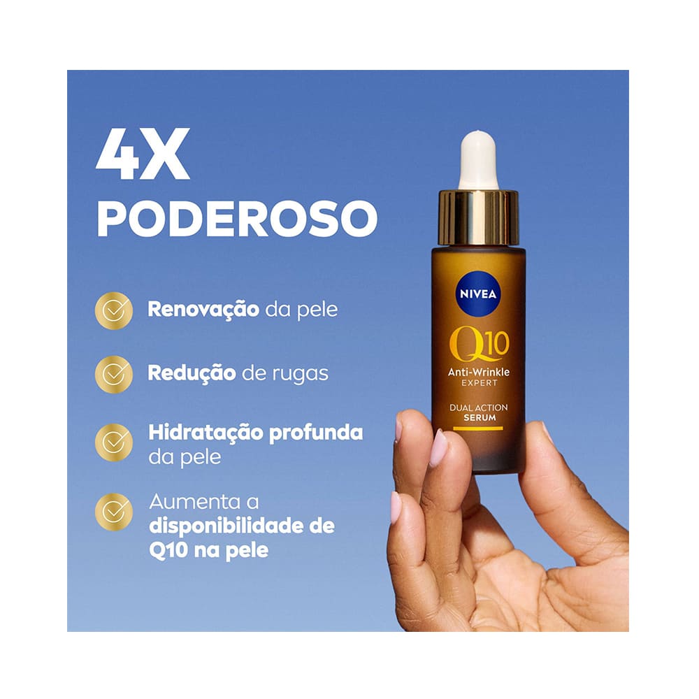 Mão segurando Sérum Nivea Q10 Expert Dupla Ação 30ml com conta-gotas dourado