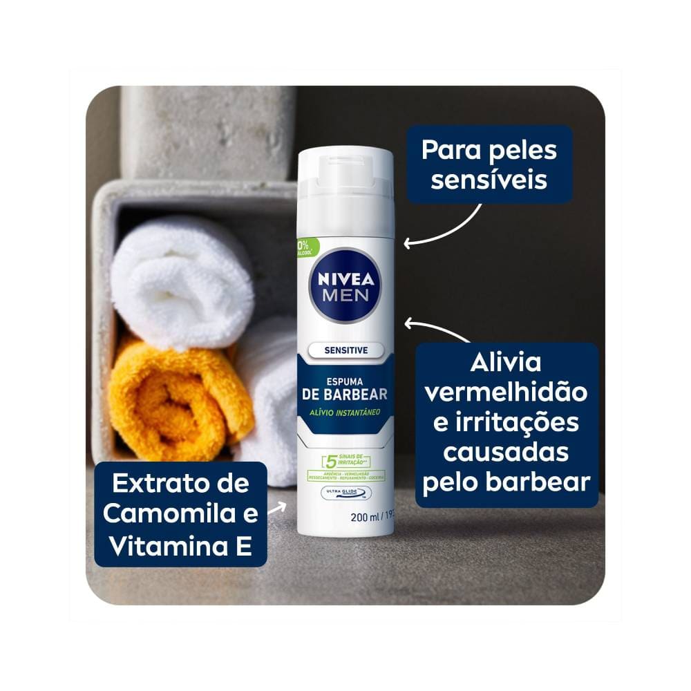 Espuma de Barbear NIVEA Men Sensitive em frente a toalhas, destacando ingredientes calmantes