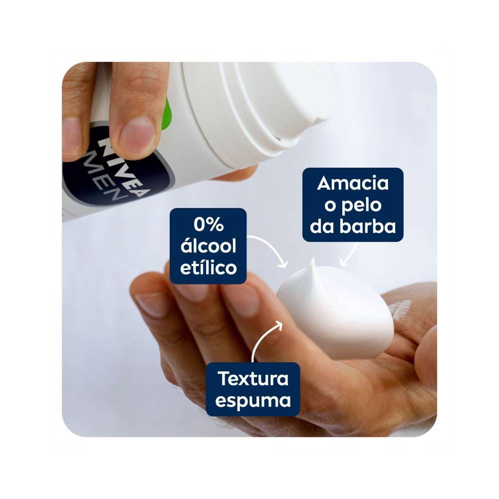 Detalhe da textura da espuma branca saindo da embalagem NIVEA Men Sensitive