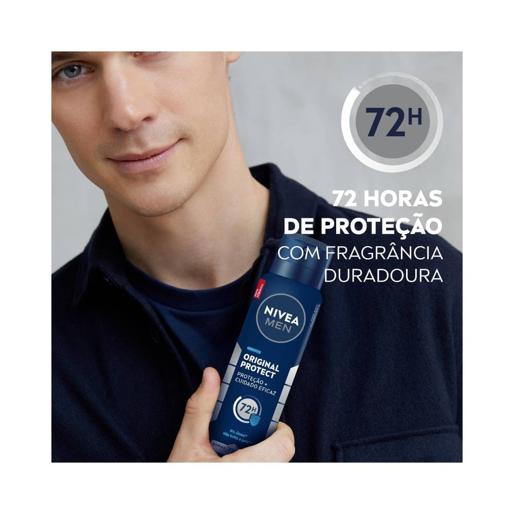 Homem segurando desodorante NIVEA Men Original Protect 150ml