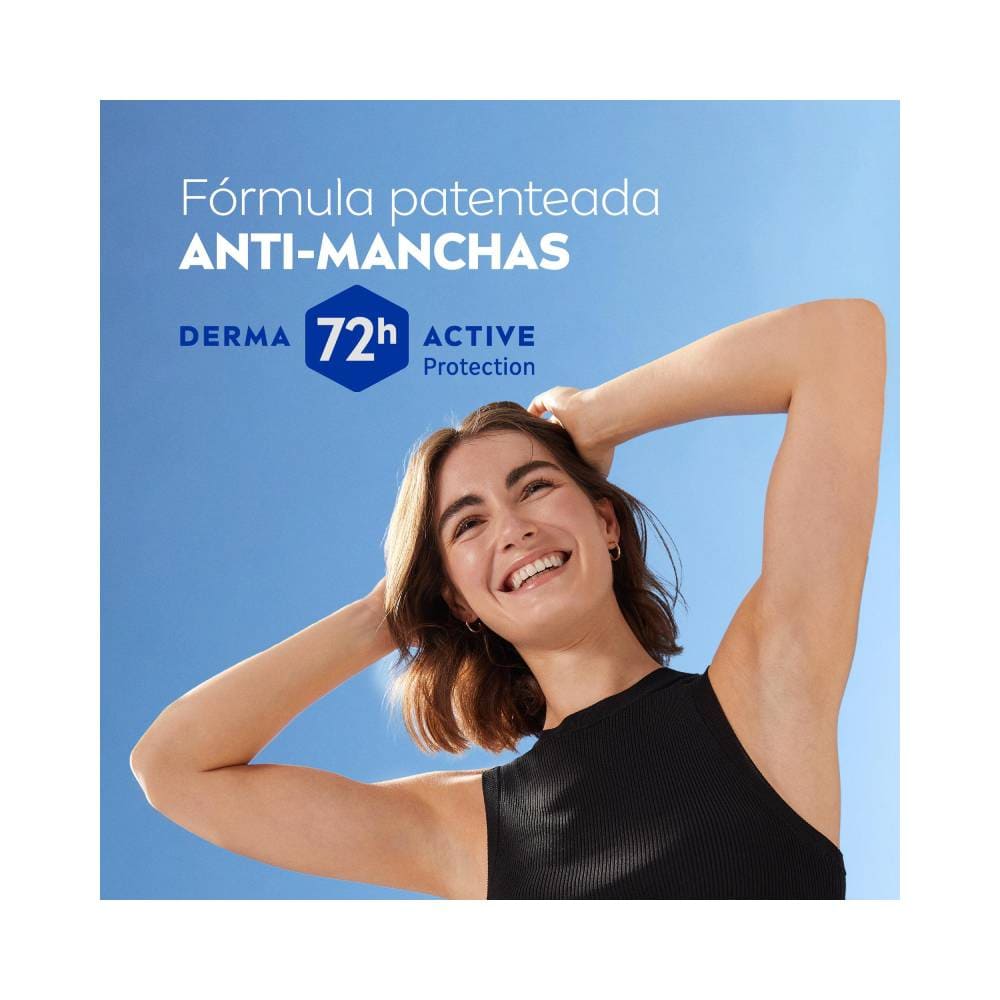 Mulher levantando os braços demonstrando axilas livres de manchas usando NIVEA Invisible Black & White