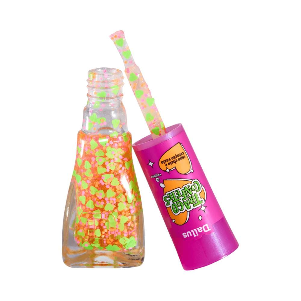 Pincel do esmalte Dailus mostrando partículas de glitter e corações verdes