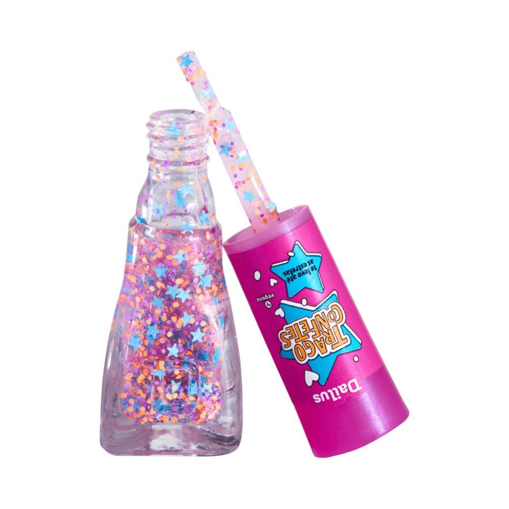 Detalhe do esmalte Dailus Trago Confetes mostrando confetes coloridos