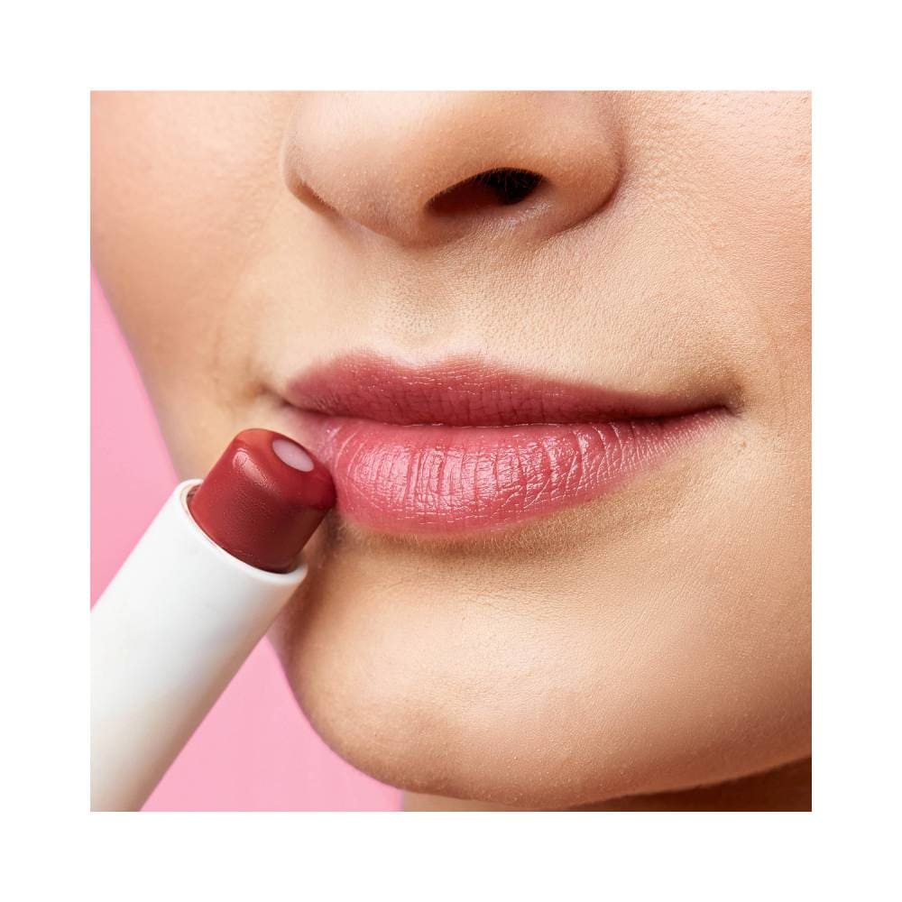 Aplicação do Balm Up Ruby Kisses mostrando textura cremosa e coloração suave nos lábios