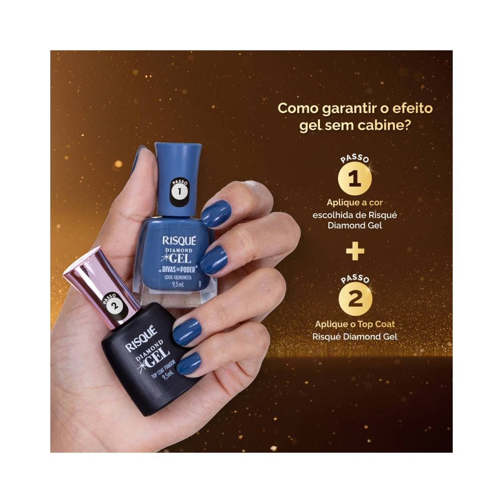 Mão segurando kit Risqué Diamond Gel com unhas pintadas na cor Look Fashionista