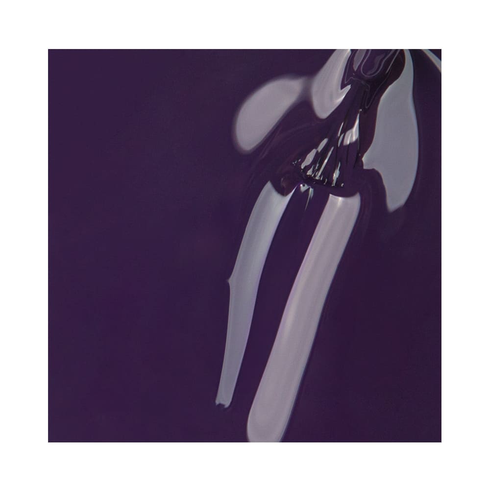 Pincel do esmalte Impala com textura cremosa e cor roxo intenso