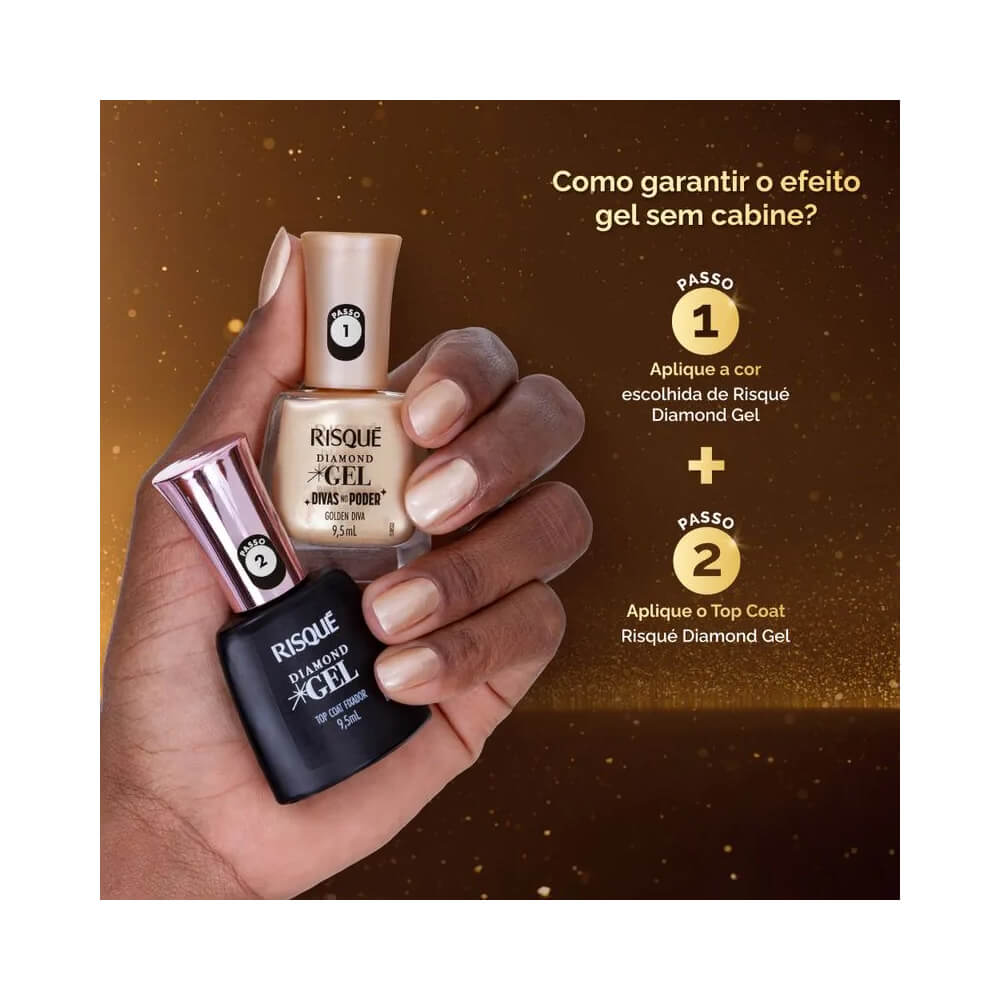 Mão segurando esmaltes Risqué Diamond Gel Golden Diva e Top Coat com unhas pintadas em dourado