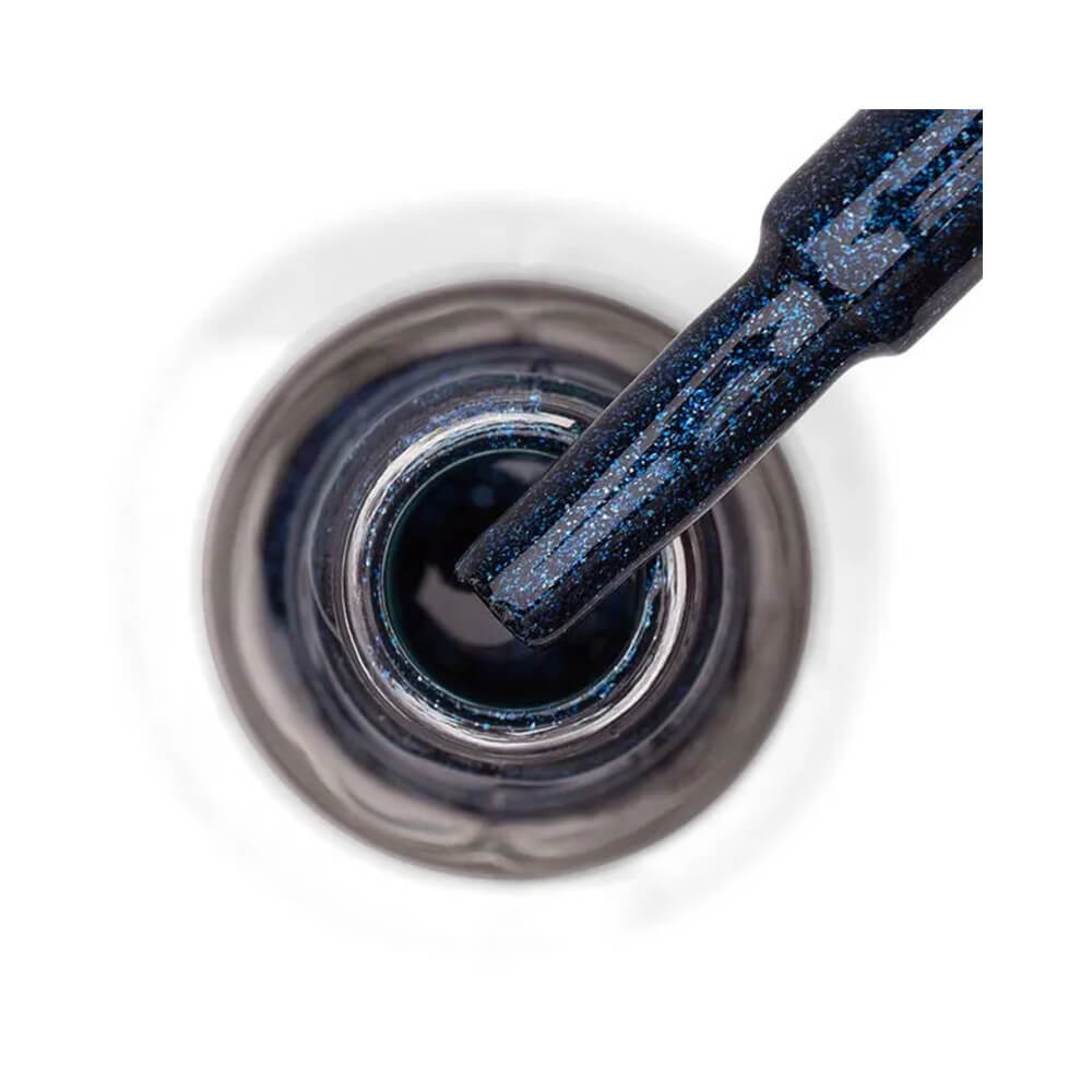 Pincel do esmalte Risqué com esmalte azul metálico mostrando textura e partículas brilhantes