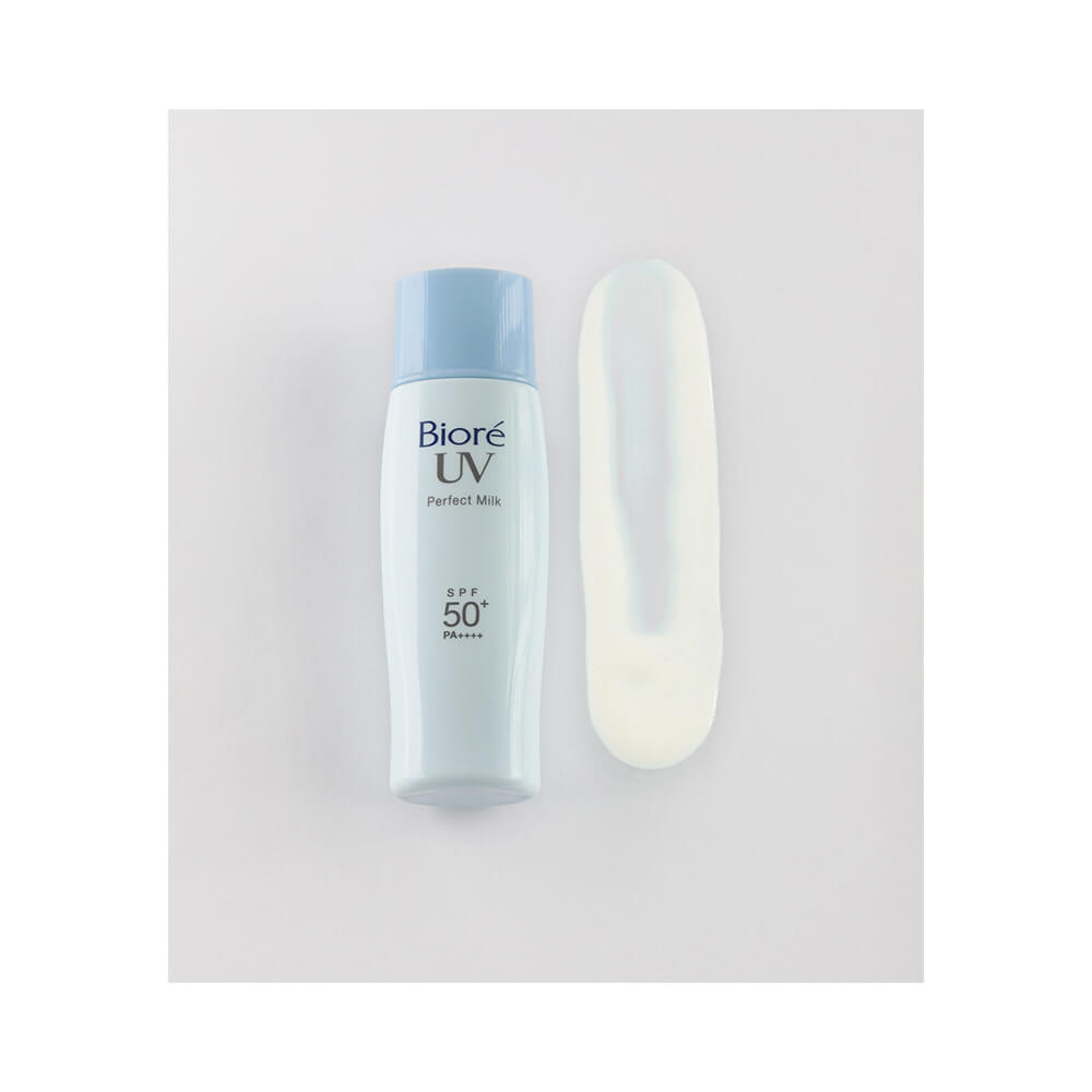 Textura do Protetor Solar Bioré UV Perfect Milk FPS50 40ml, creme branco e fluido, destacando leveza e fluidez do produto.