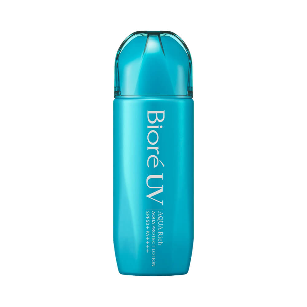 Frente do protetor solar Bioré UV Aqua Rich Protect Lotion em embalagem azul turquesa com tampa transparente, destacando FPS 50+ e PA++++.