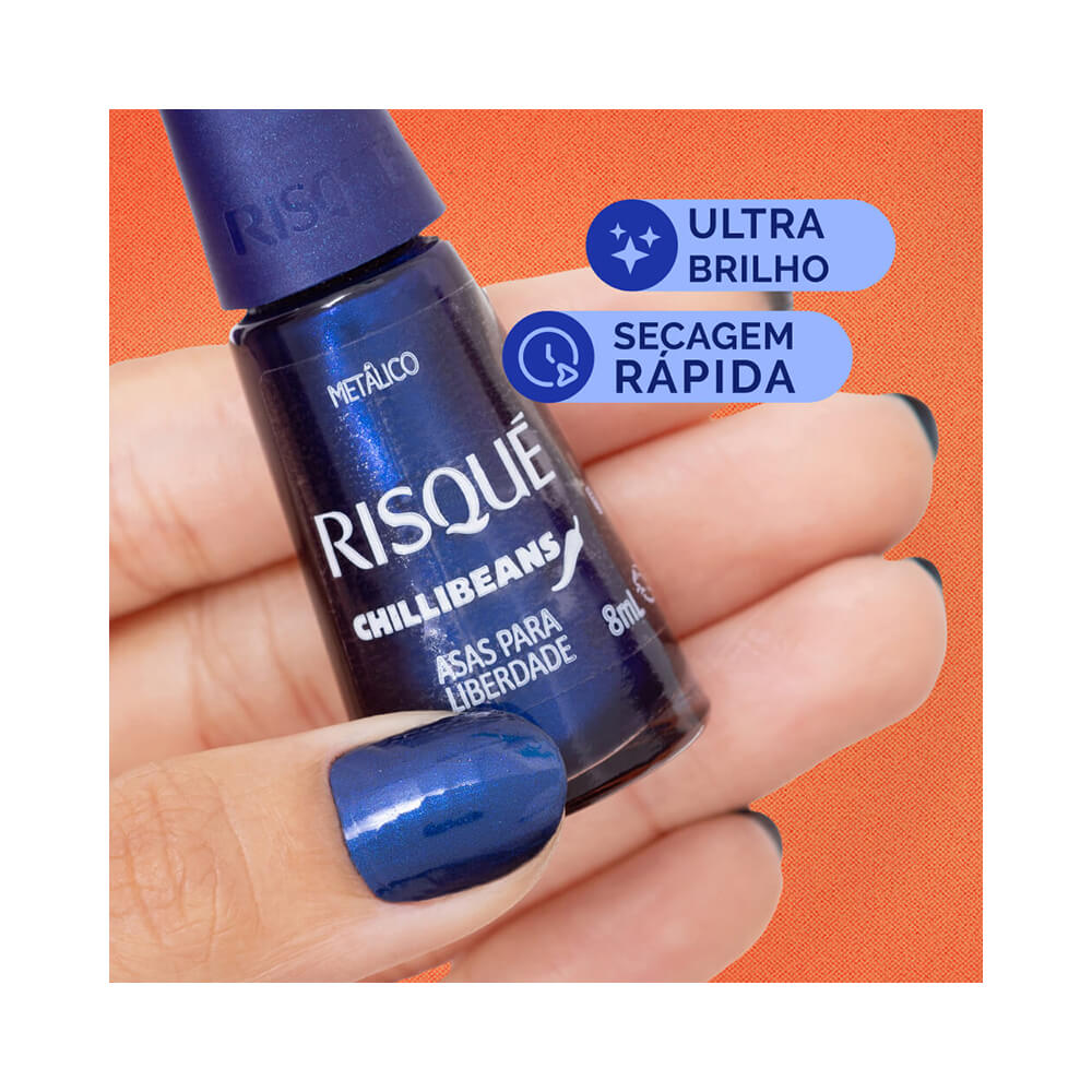 Close da mão segurando o esmalte Asas para Liberdade, mostrando cor e brilho