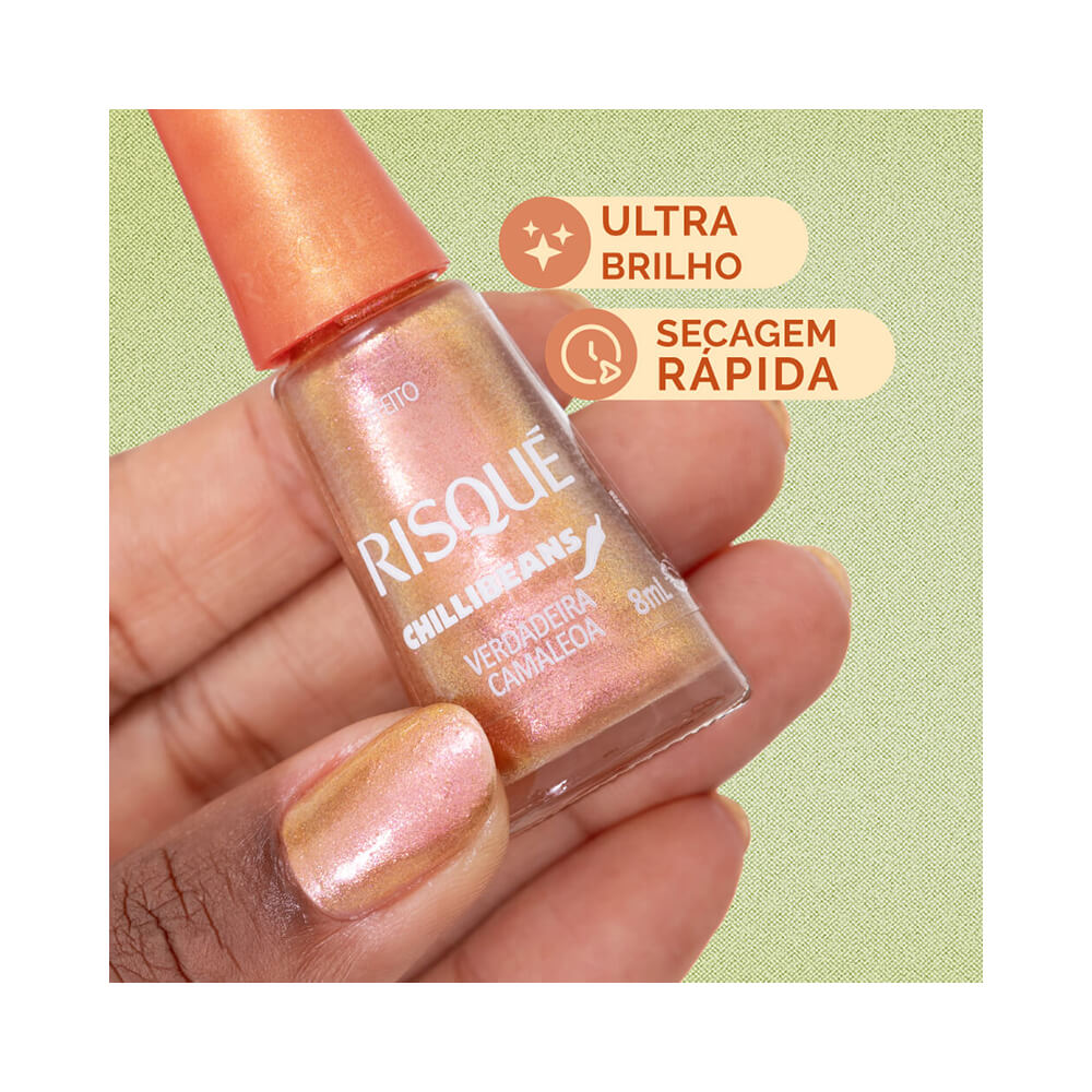 Unhas com esmalte Verdadeira Camaleoa mostrando brilho intenso e reflexo furta-cor