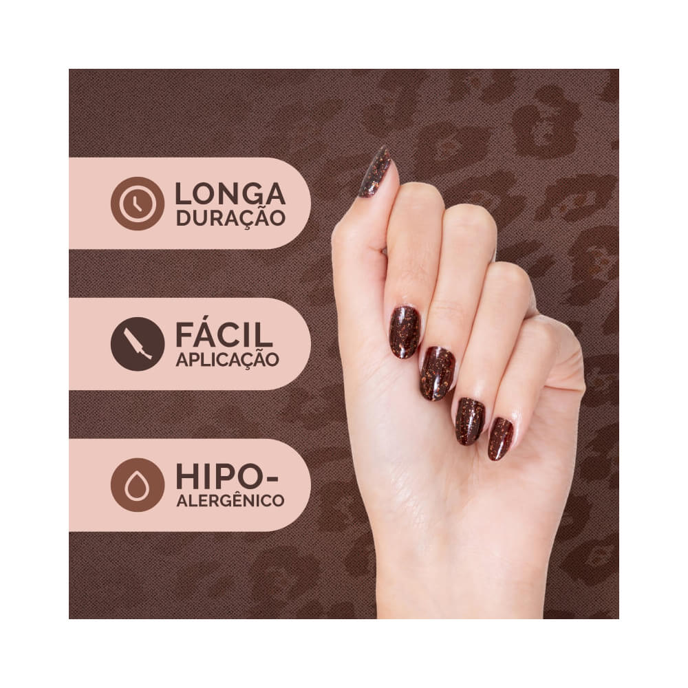 Close de unhas pintadas com esmalte marrom com glitter dourado